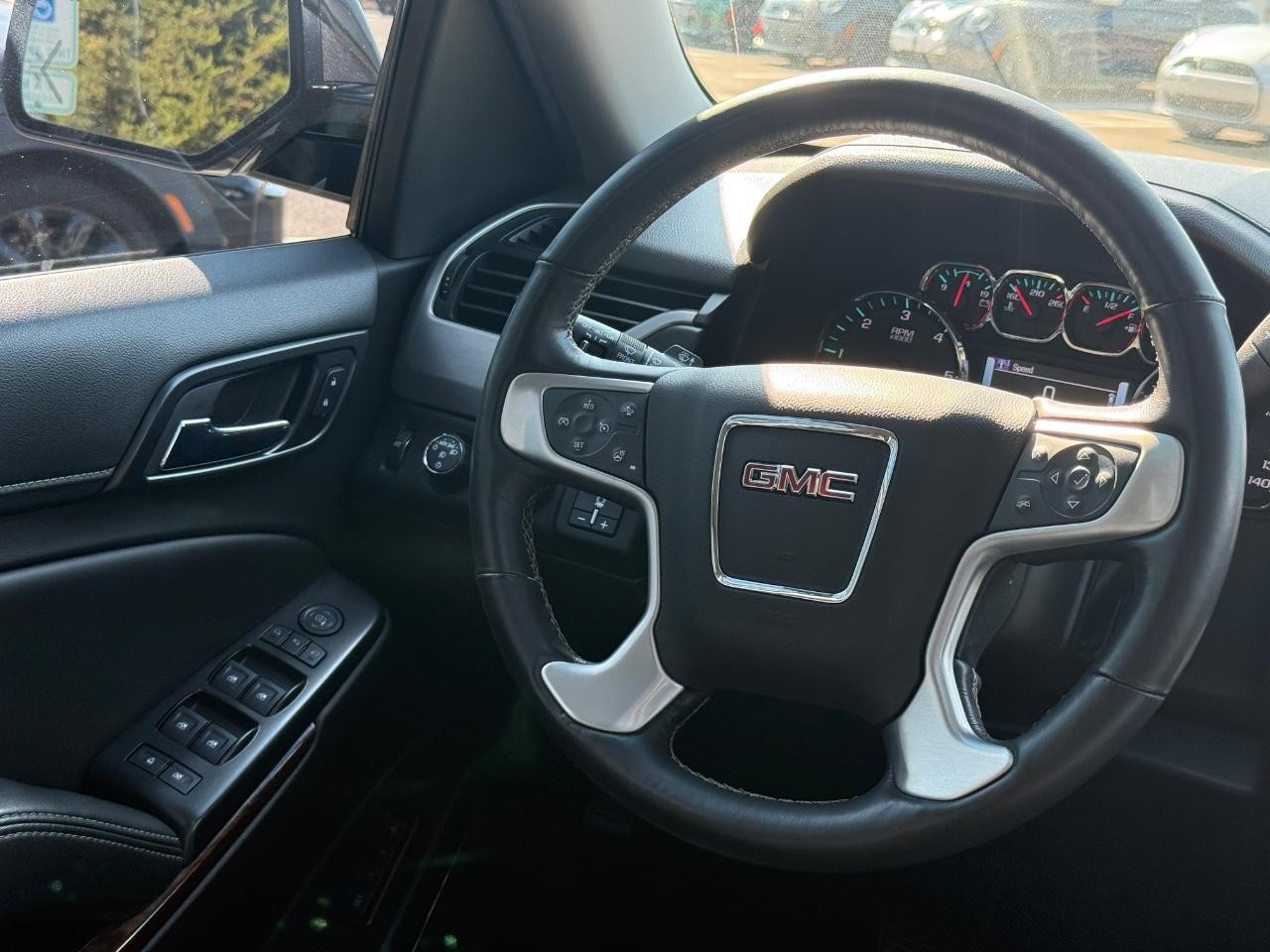 GMC Yukon Vehicle Image 13