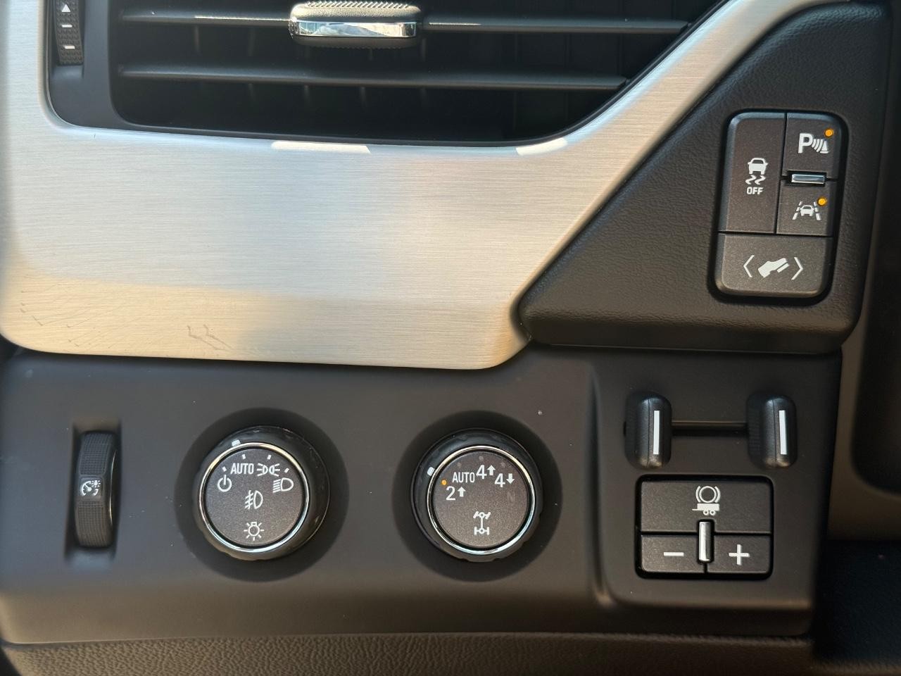 GMC Yukon Vehicle Image 16