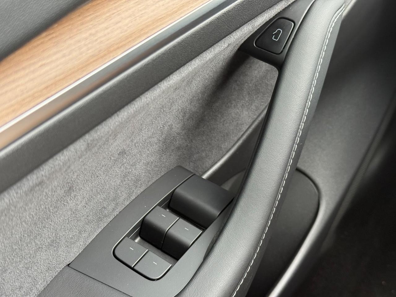 Tesla Model 3 Vehicle Image 19