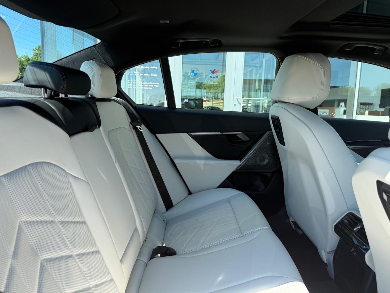 BMW i5 Vehicle Image 10