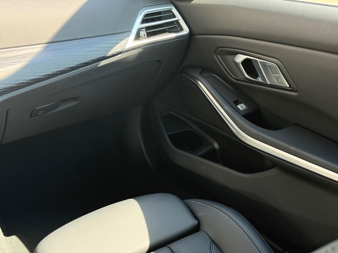 BMW 3 Series Vehicle Image 15