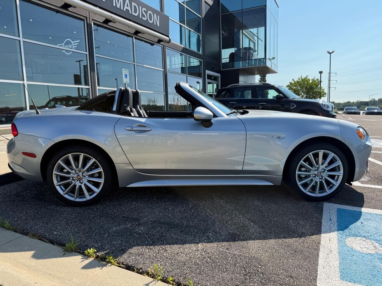 FIAT 124 Spider Vehicle Image 02
