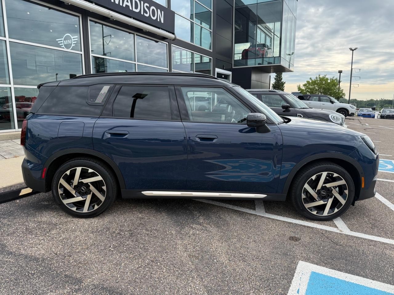 MINI Countryman Vehicle Image 02