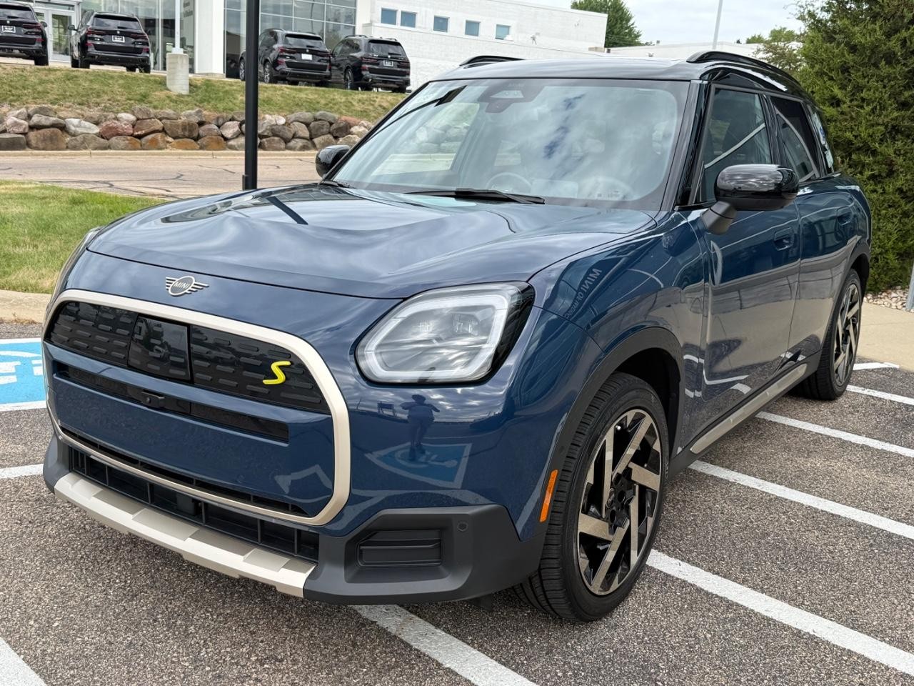 MINI Countryman Vehicle Image 08