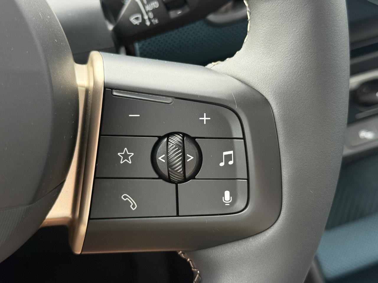 MINI Countryman Vehicle Image 16
