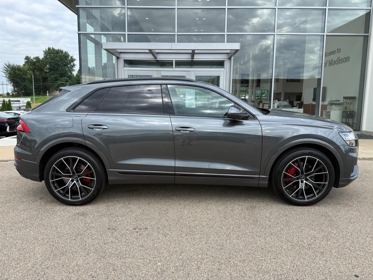 Audi Q8 Vehicle Full-screen Gallery Image 02