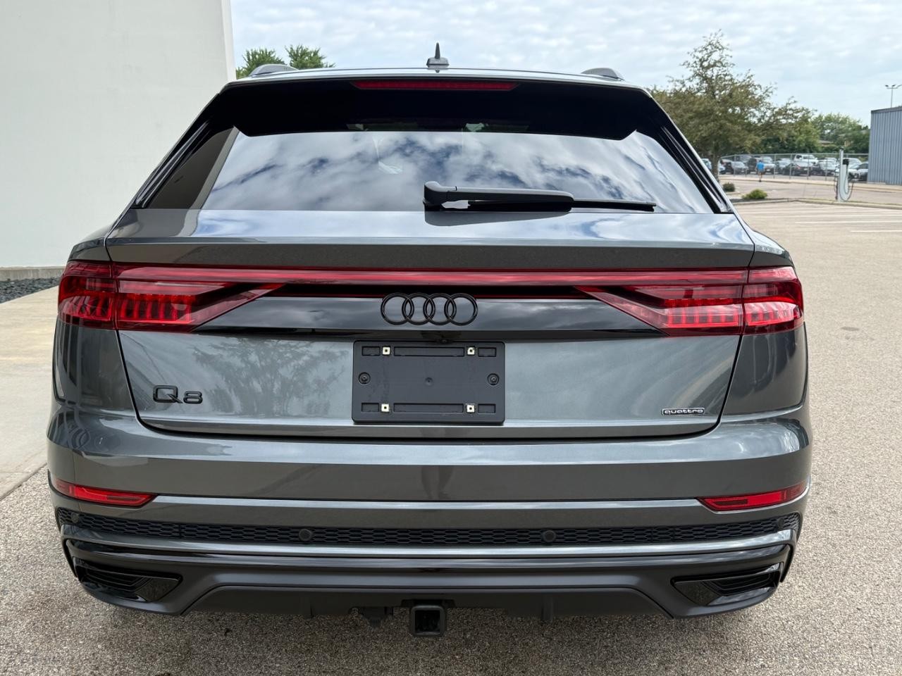 Audi Q8 Vehicle Full-screen Gallery Image 04