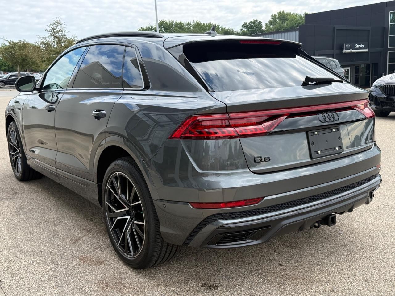 Audi Q8 Vehicle Full-screen Gallery Image 06