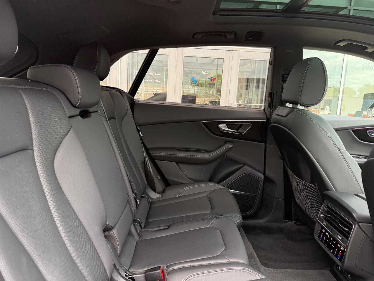 Audi Q8 Vehicle Full-screen Gallery Image 10