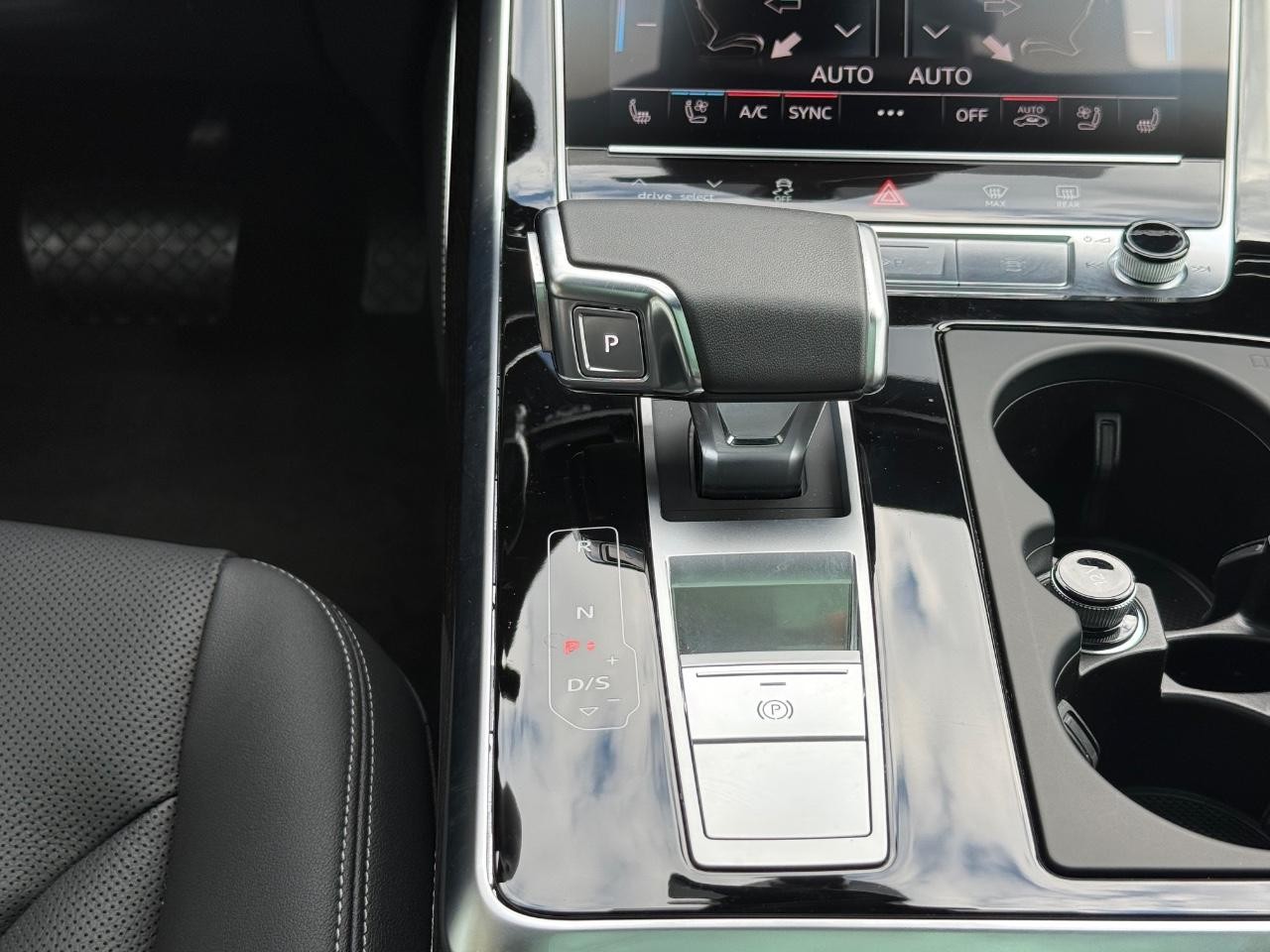 Audi Q8 Vehicle Full-screen Gallery Image 13