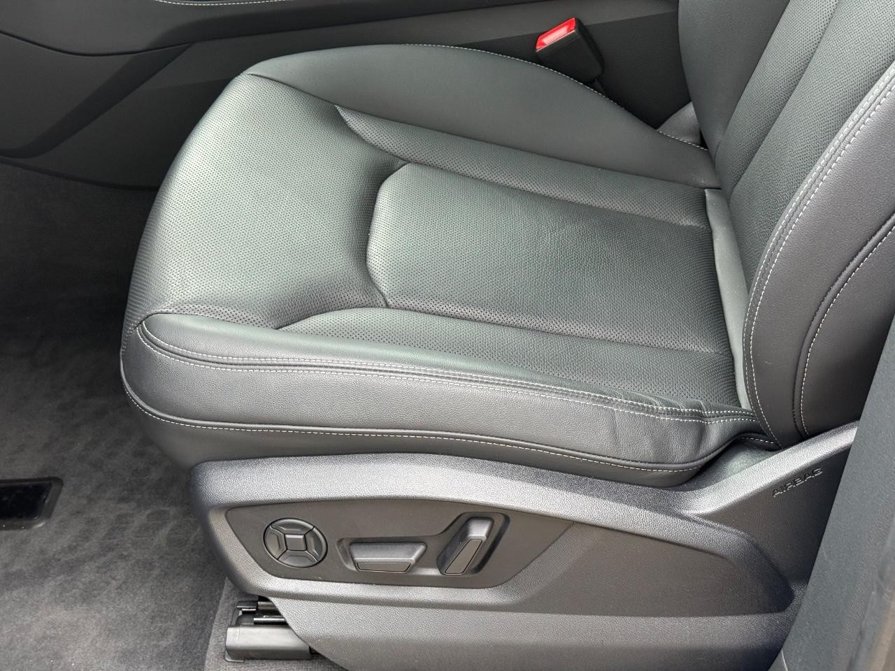 Audi Q8 Vehicle Full-screen Gallery Image 22
