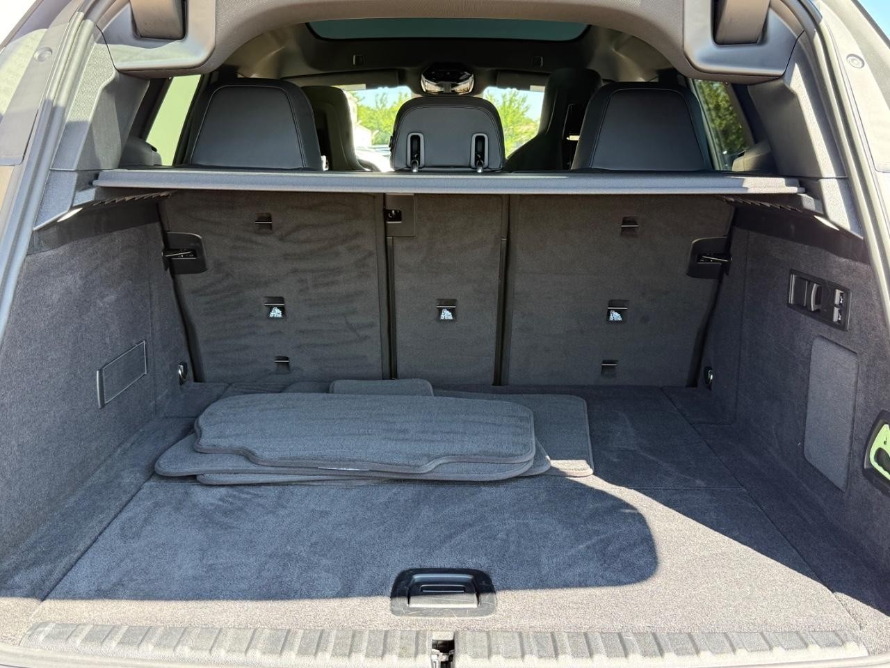 BMW iX Vehicle Image 05