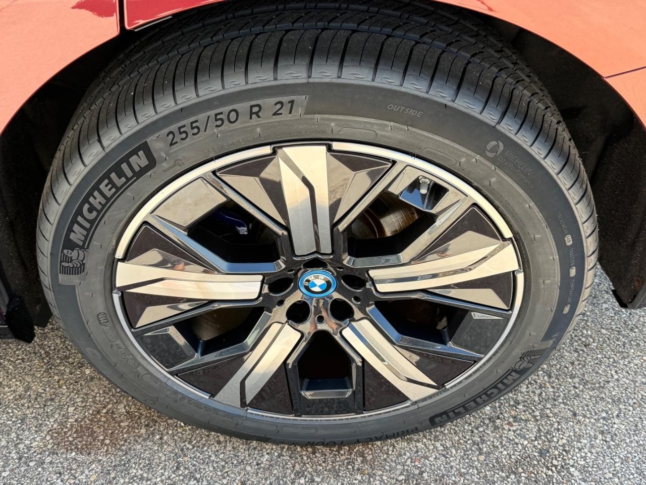 BMW iX Vehicle Image 07