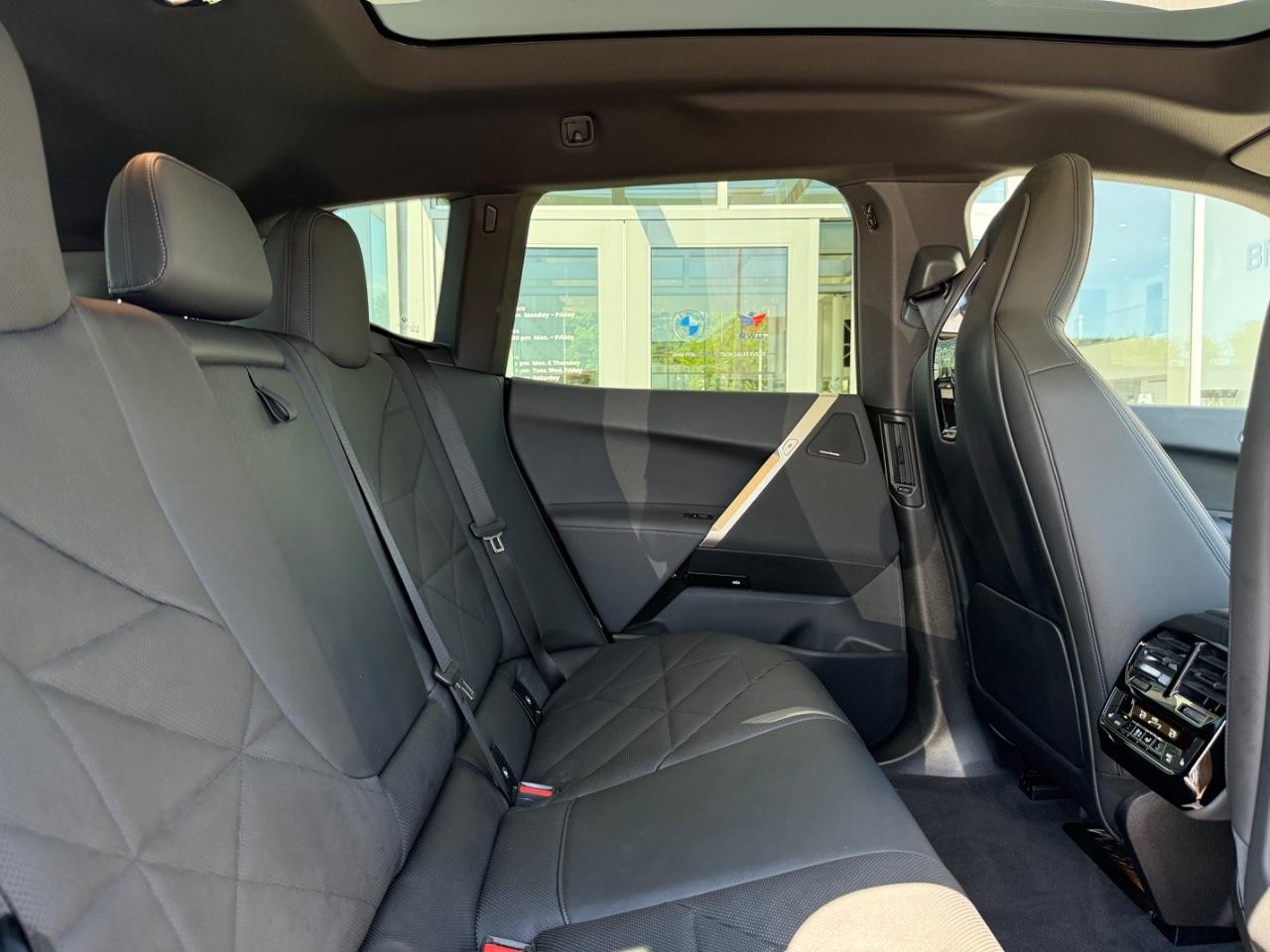 BMW iX Vehicle Image 10