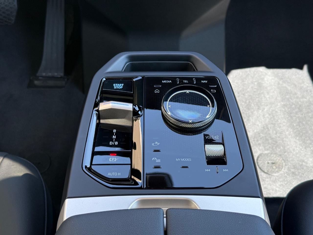 BMW iX Vehicle Image 14