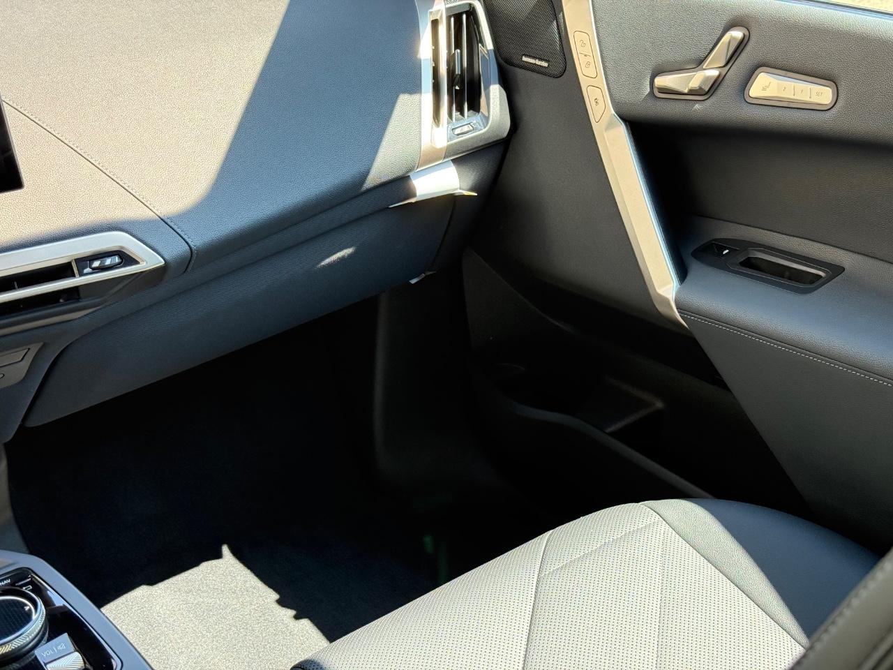 BMW iX Vehicle Image 16