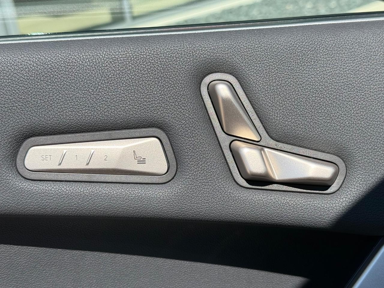 BMW iX Vehicle Image 17