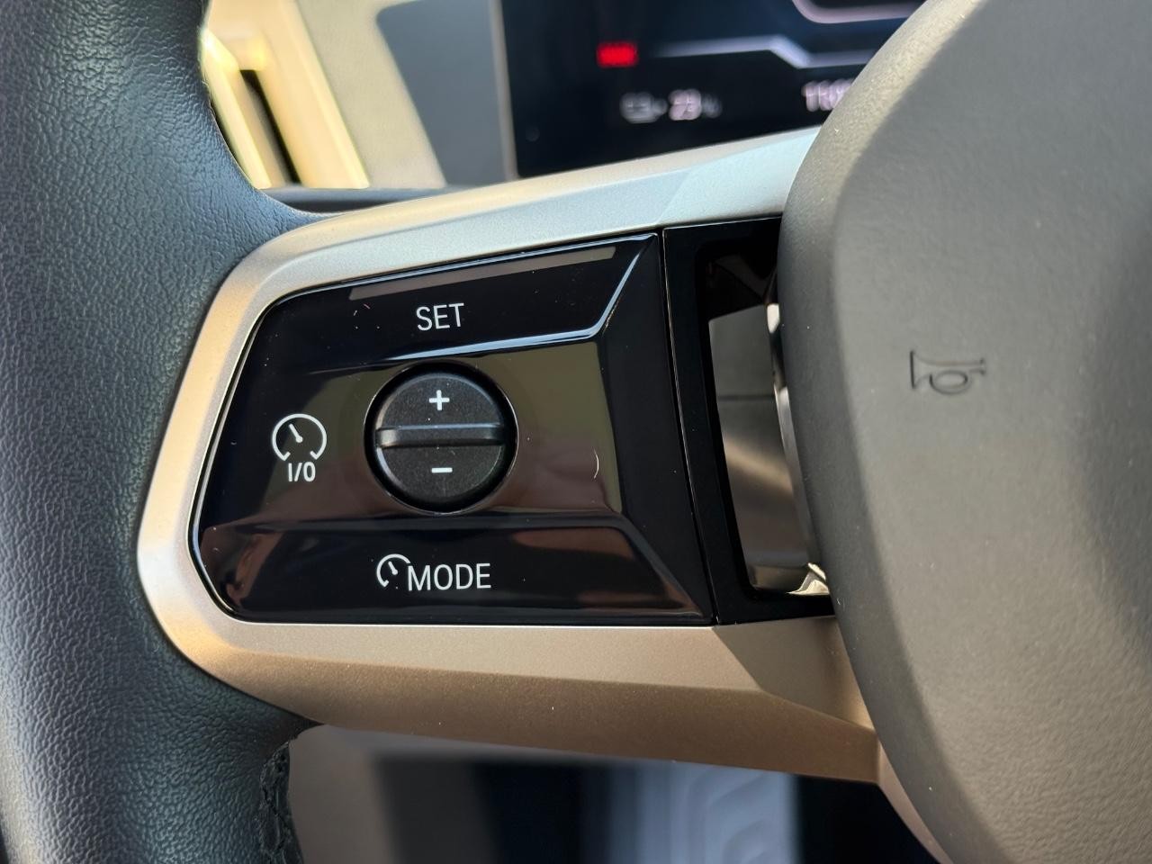 BMW iX Vehicle Image 18