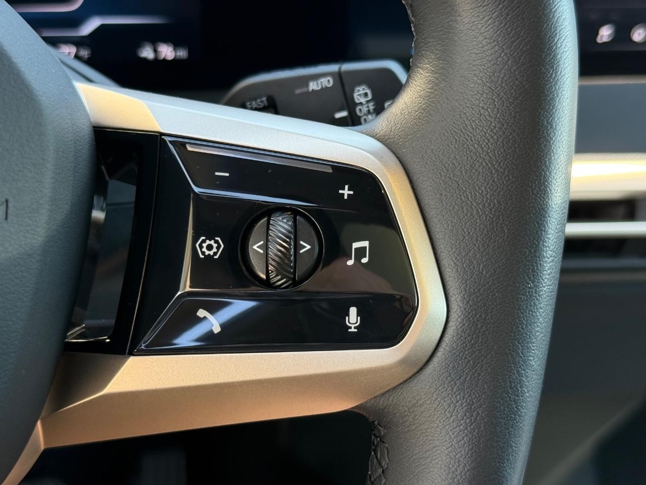 BMW iX Vehicle Image 19