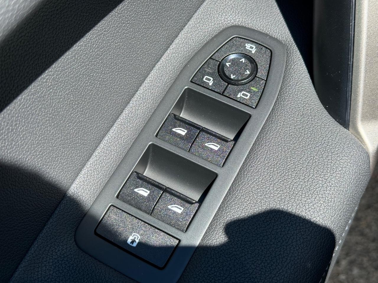 BMW iX Vehicle Image 24
