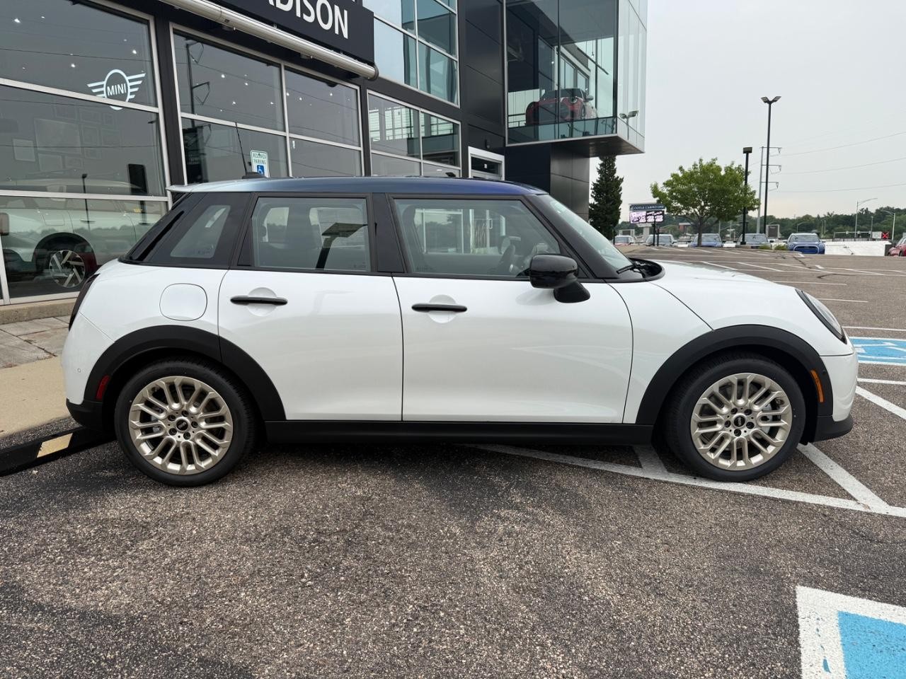 MINI Hardtop 4 Door Vehicle Image 02