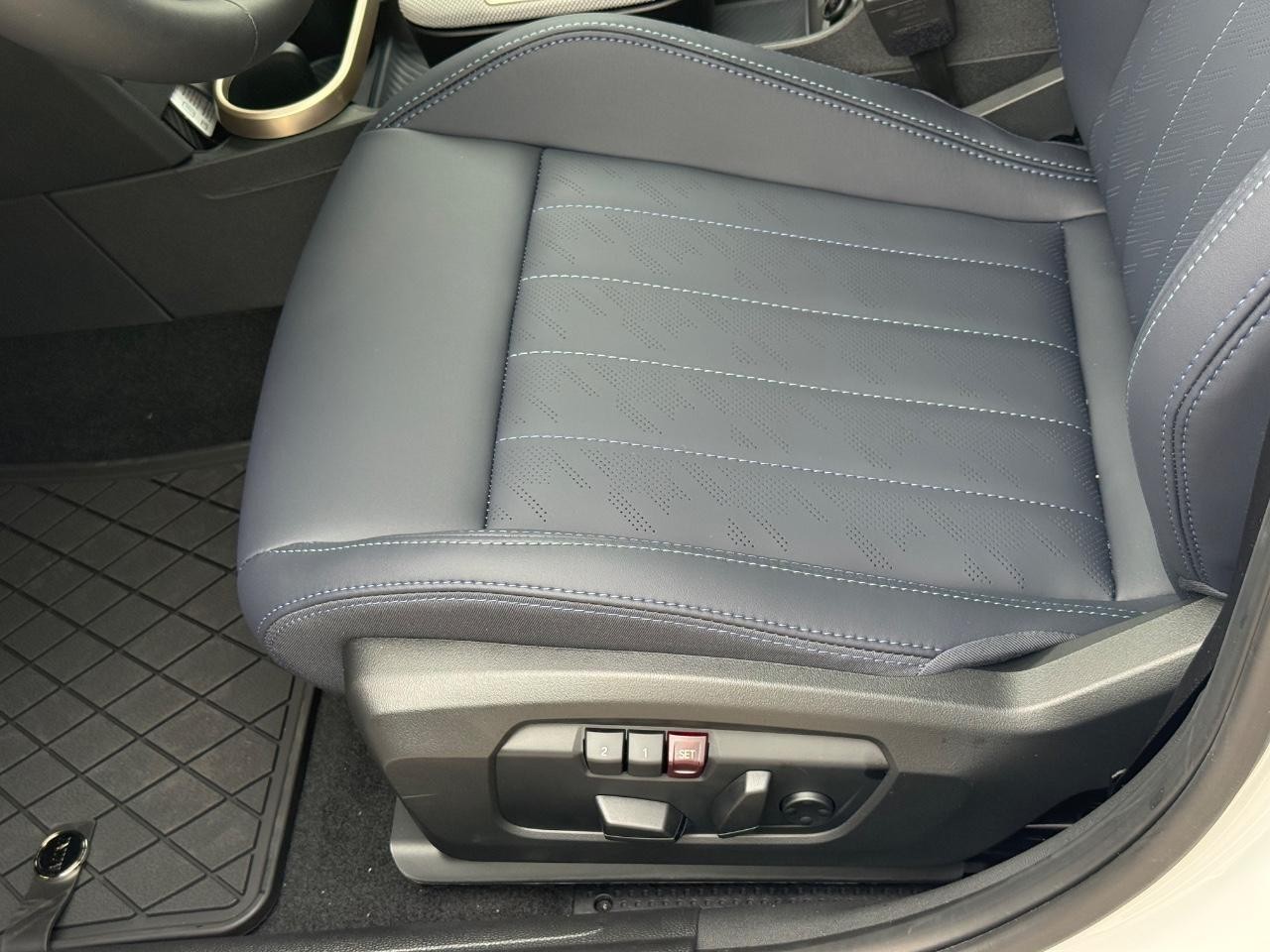 MINI Hardtop 4 Door Vehicle Image 16
