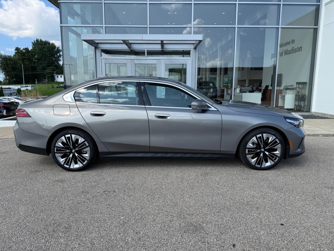 BMW 5 Series Vehicle Image 02