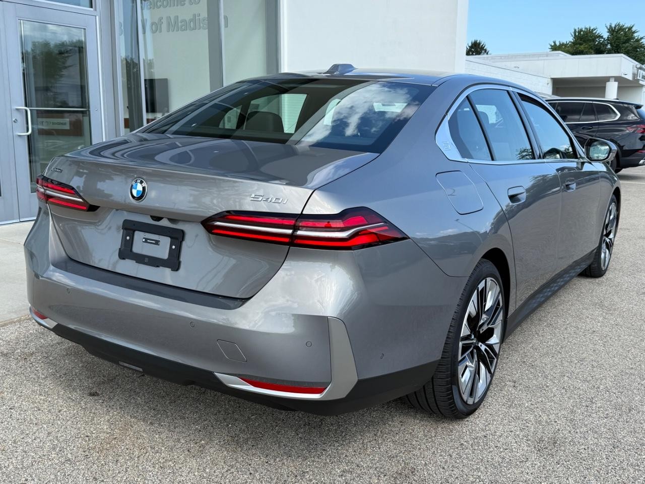 BMW 5 Series Vehicle Image 03
