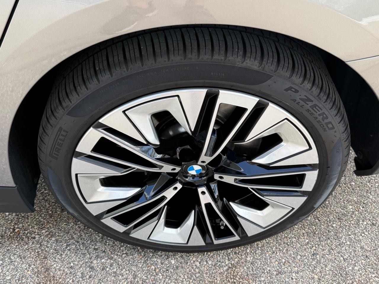 BMW 5 Series Vehicle Image 06