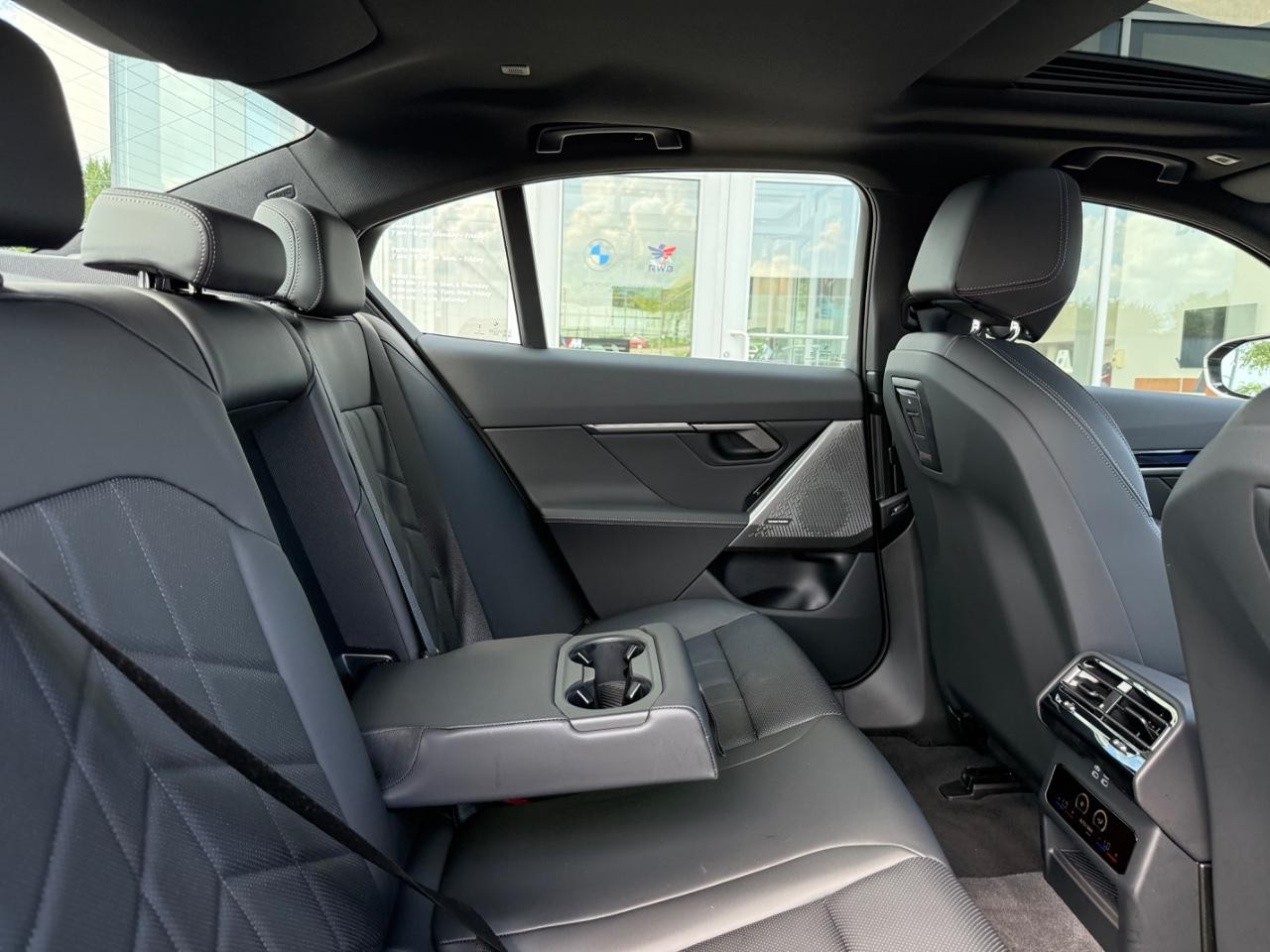 BMW 5 Series Vehicle Image 09