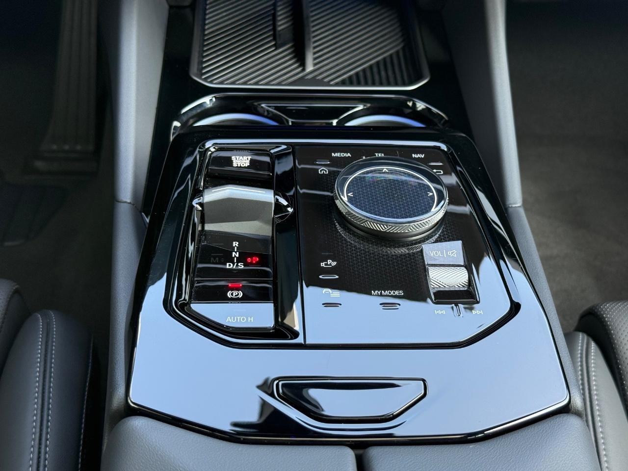 BMW 5 Series Vehicle Image 12