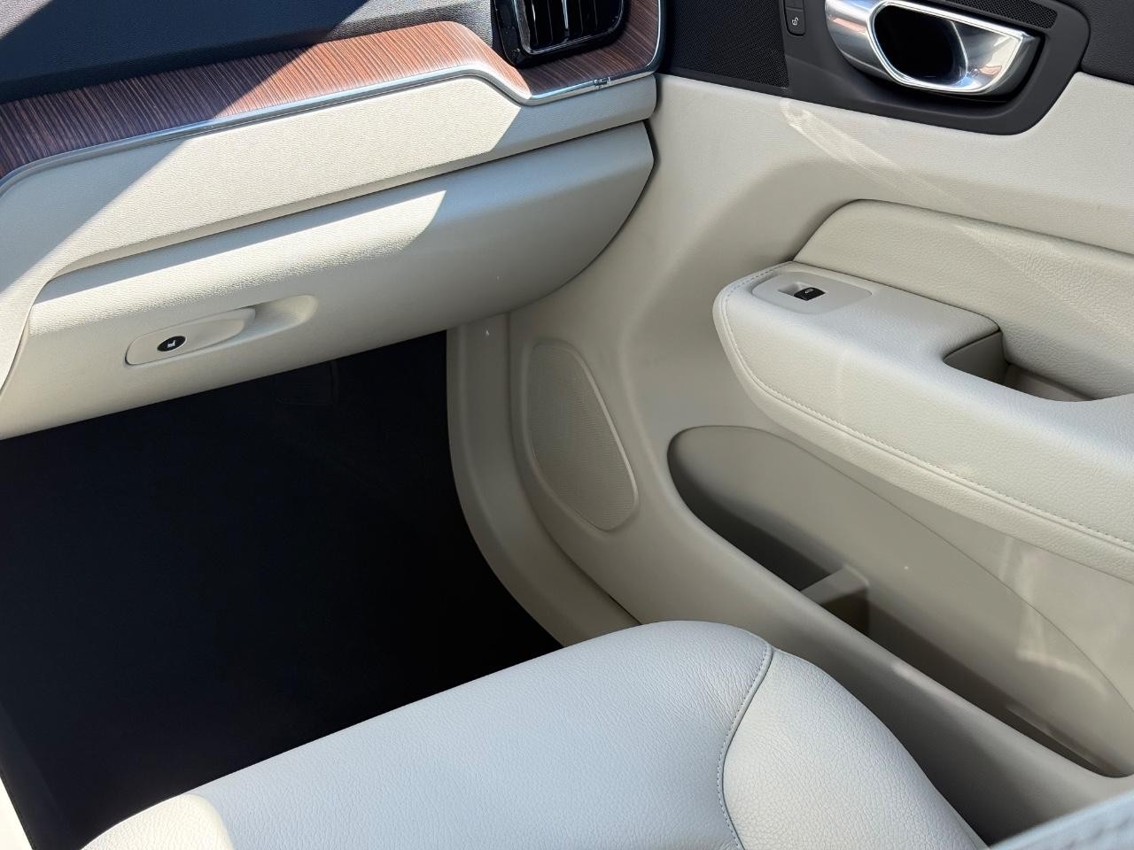 Volvo XC60 Vehicle Image 15