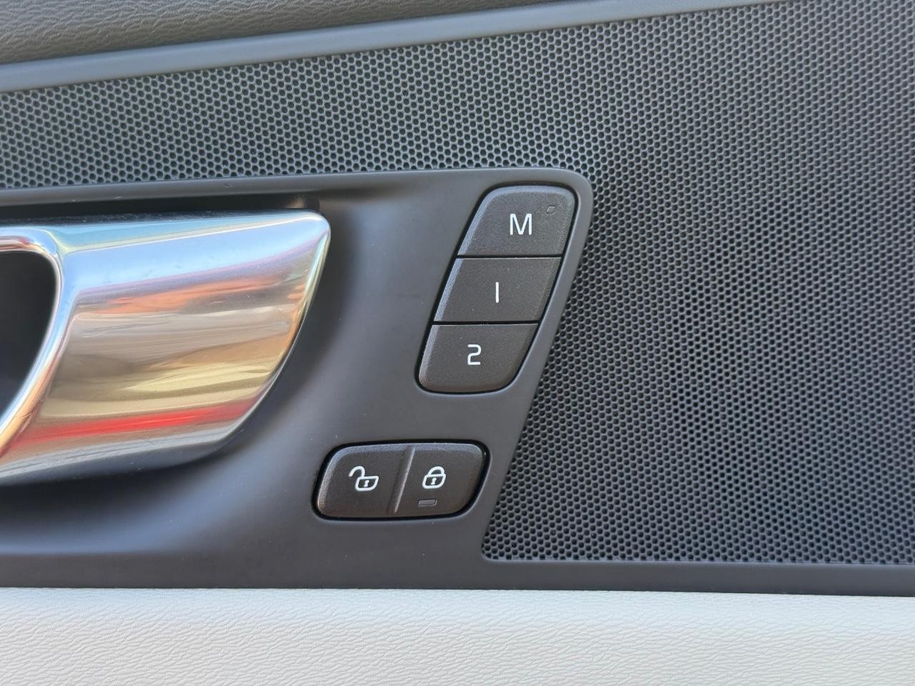 Volvo XC60 Vehicle Image 16