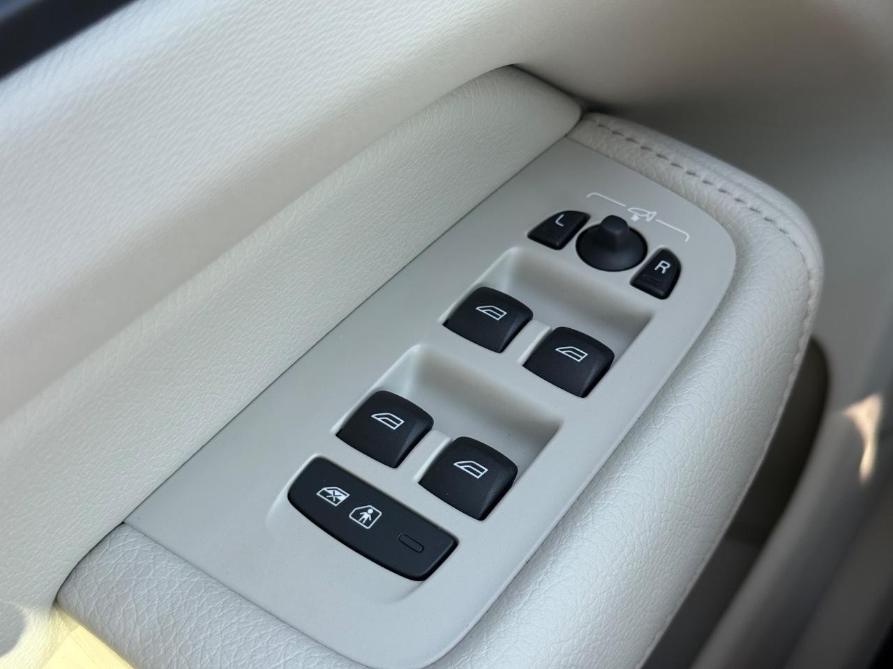 Volvo XC60 Vehicle Image 23