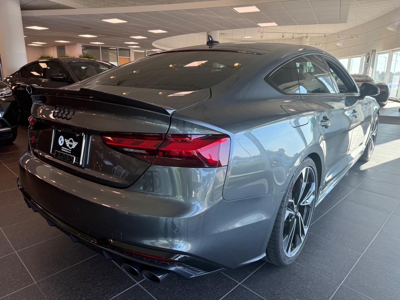 Audi S5 Sportback Vehicle Full-screen Gallery Image 02