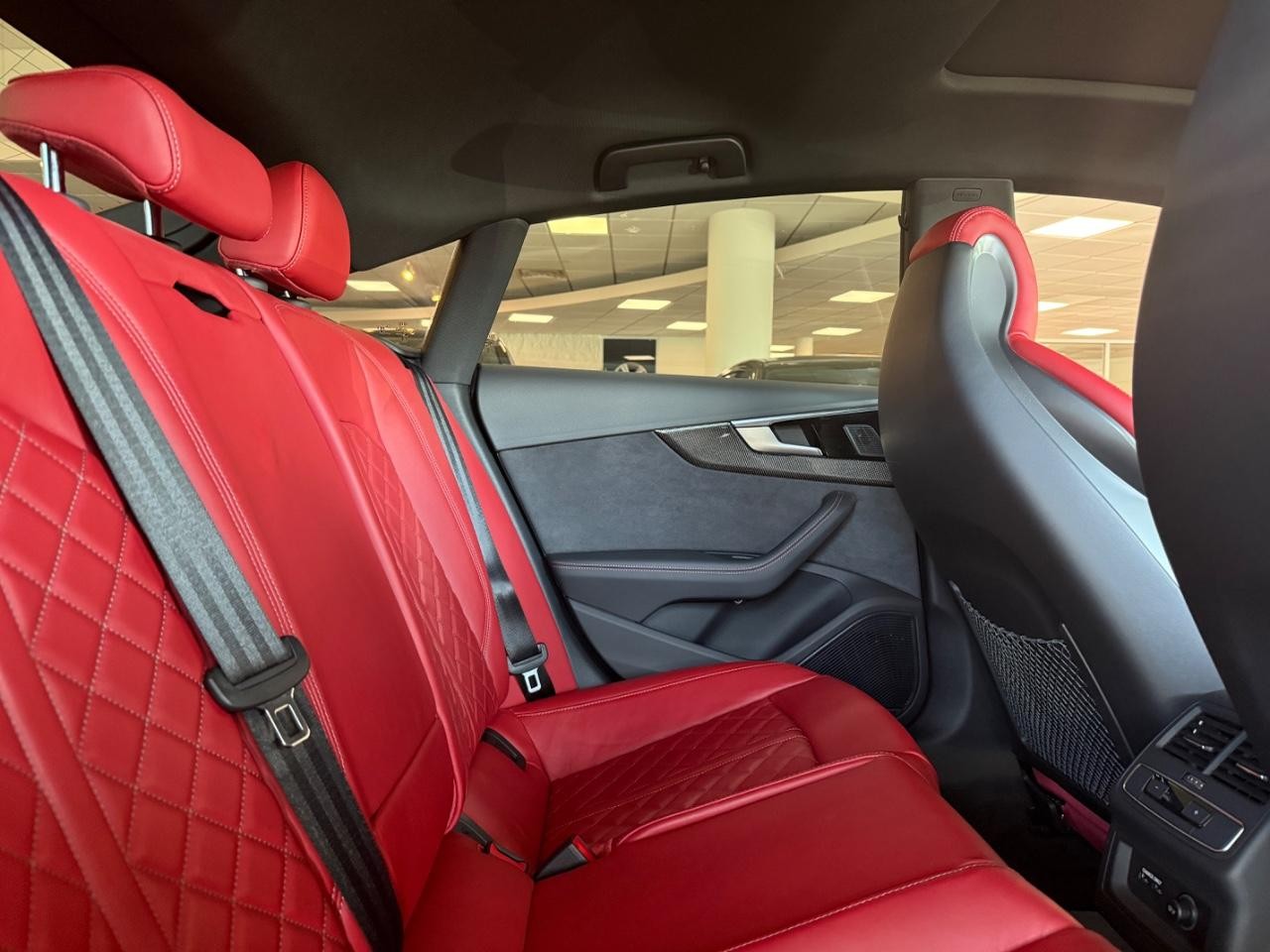 Audi S5 Sportback Vehicle Full-screen Gallery Image 09