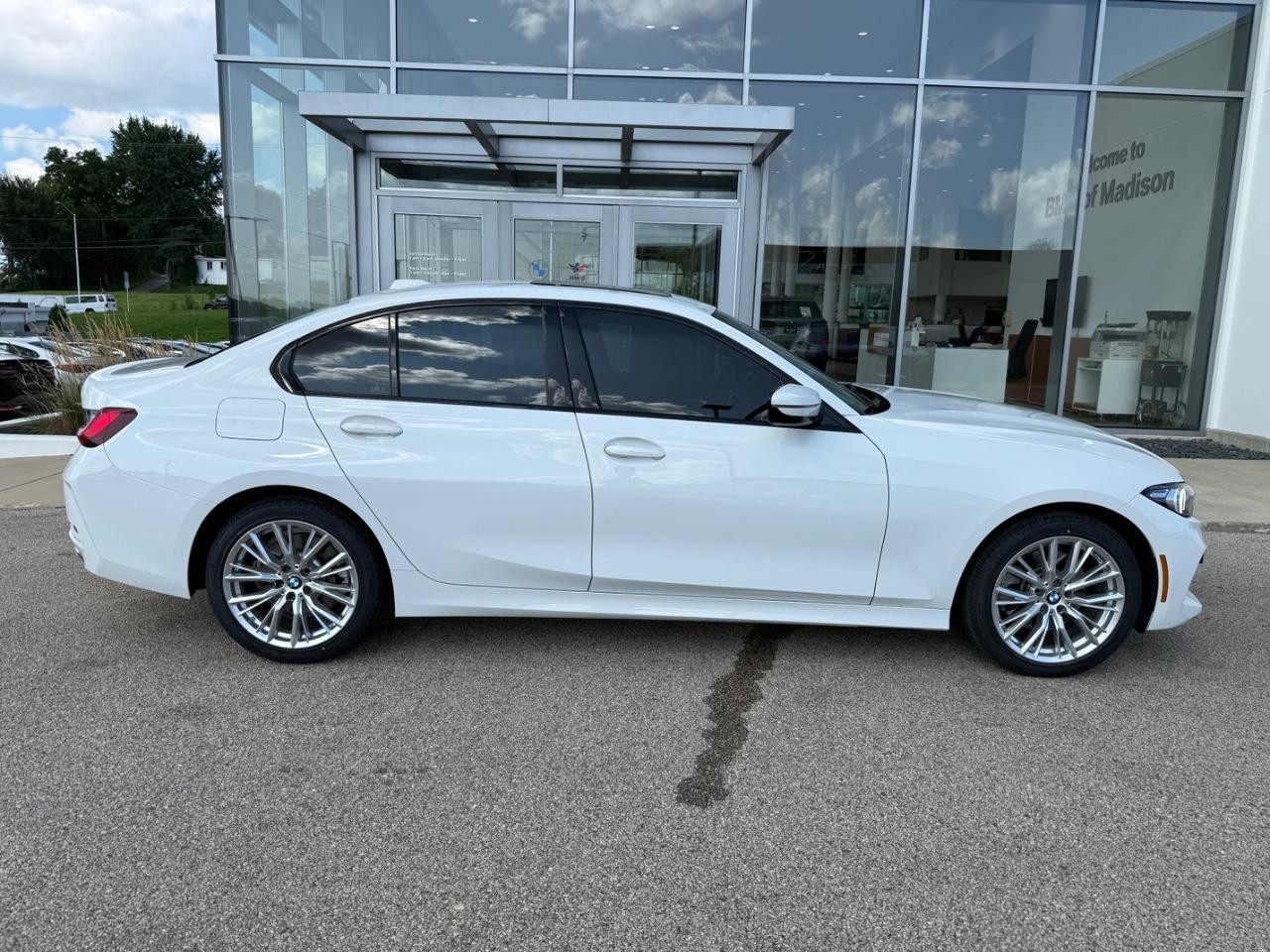 BMW 3 Series Vehicle Image 02