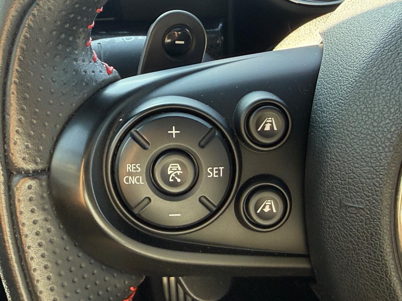 MINI Clubman Vehicle Image 16