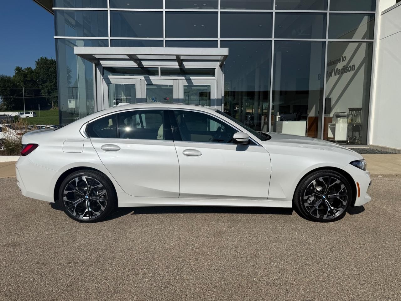 BMW 3 Series Vehicle Image 02