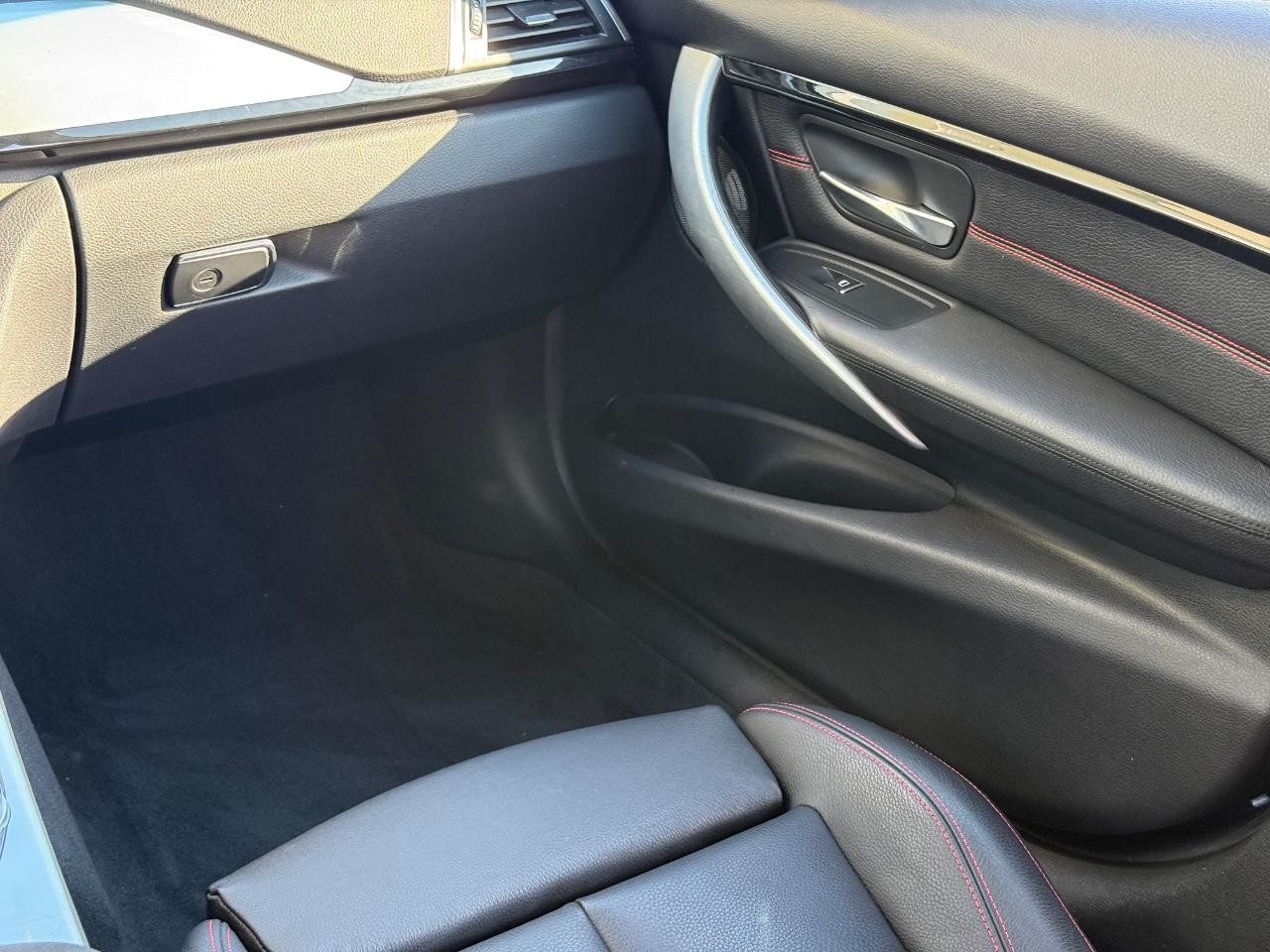 BMW 3 Series Vehicle Image 14