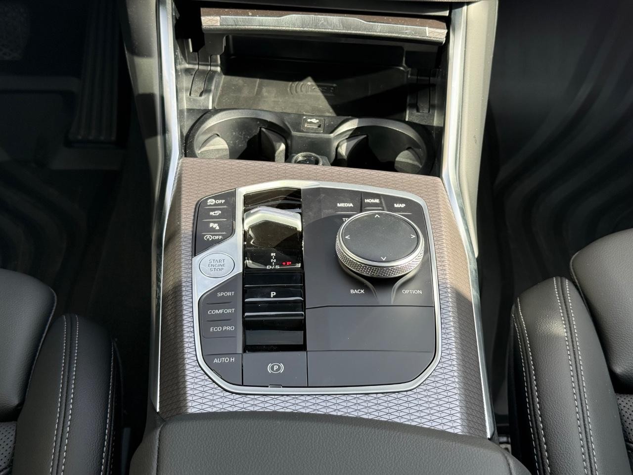 BMW 3 Series Vehicle Image 09