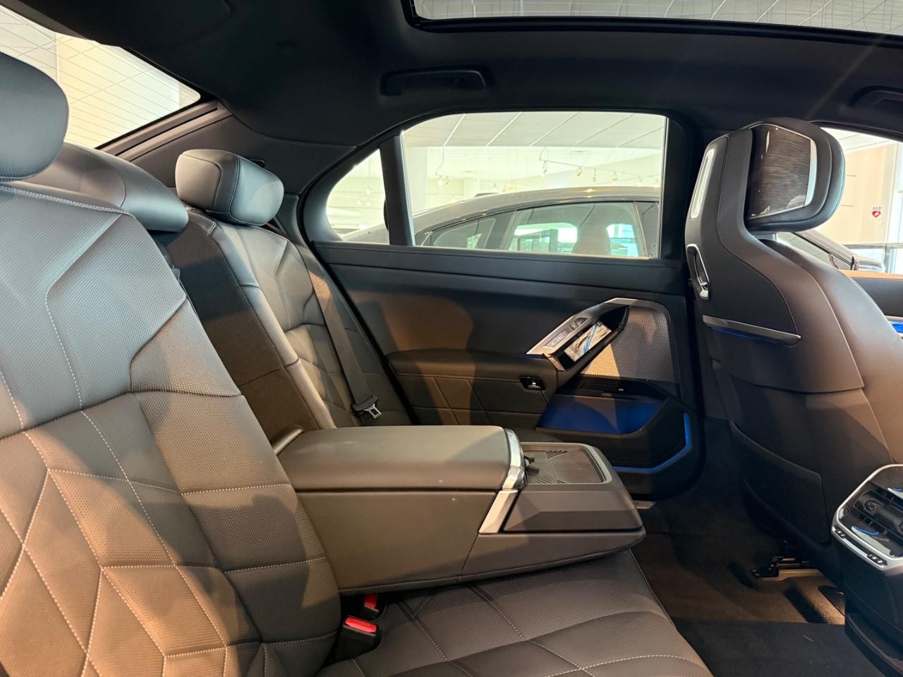 BMW 7 Series Vehicle Image 09