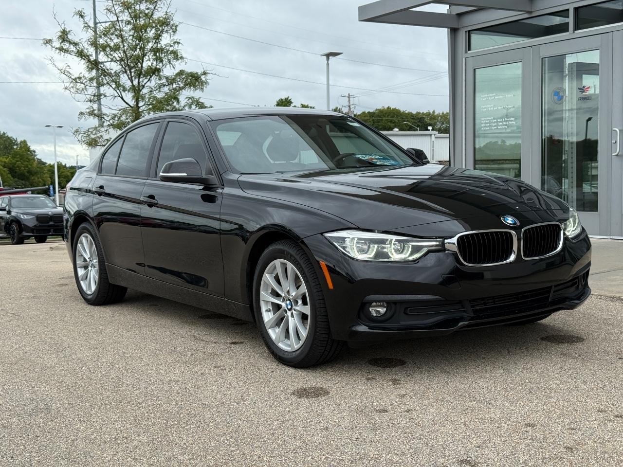BMW 3 Series Vehicle Full-screen Gallery Image 01