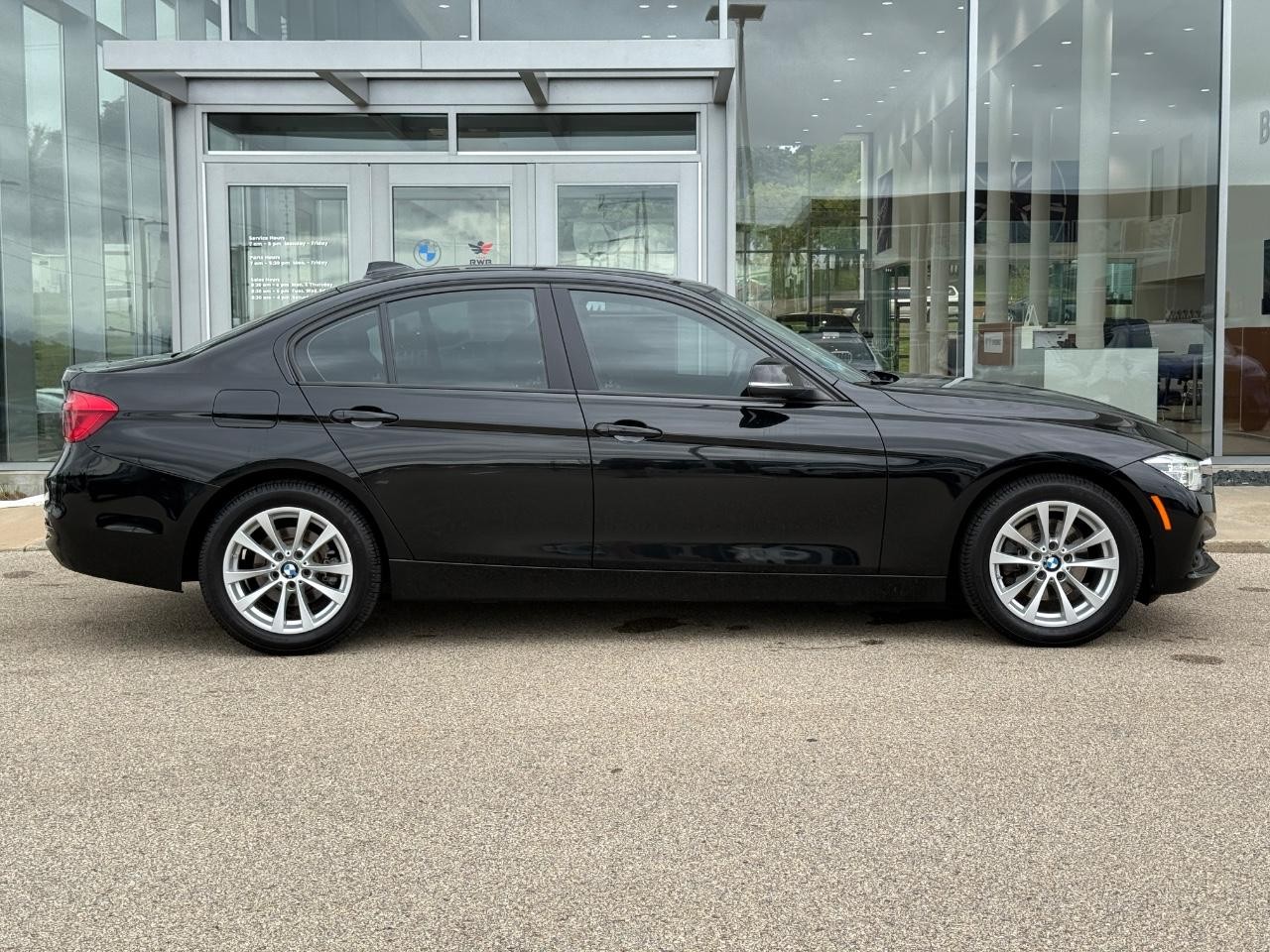 BMW 3 Series Vehicle Full-screen Gallery Image 02