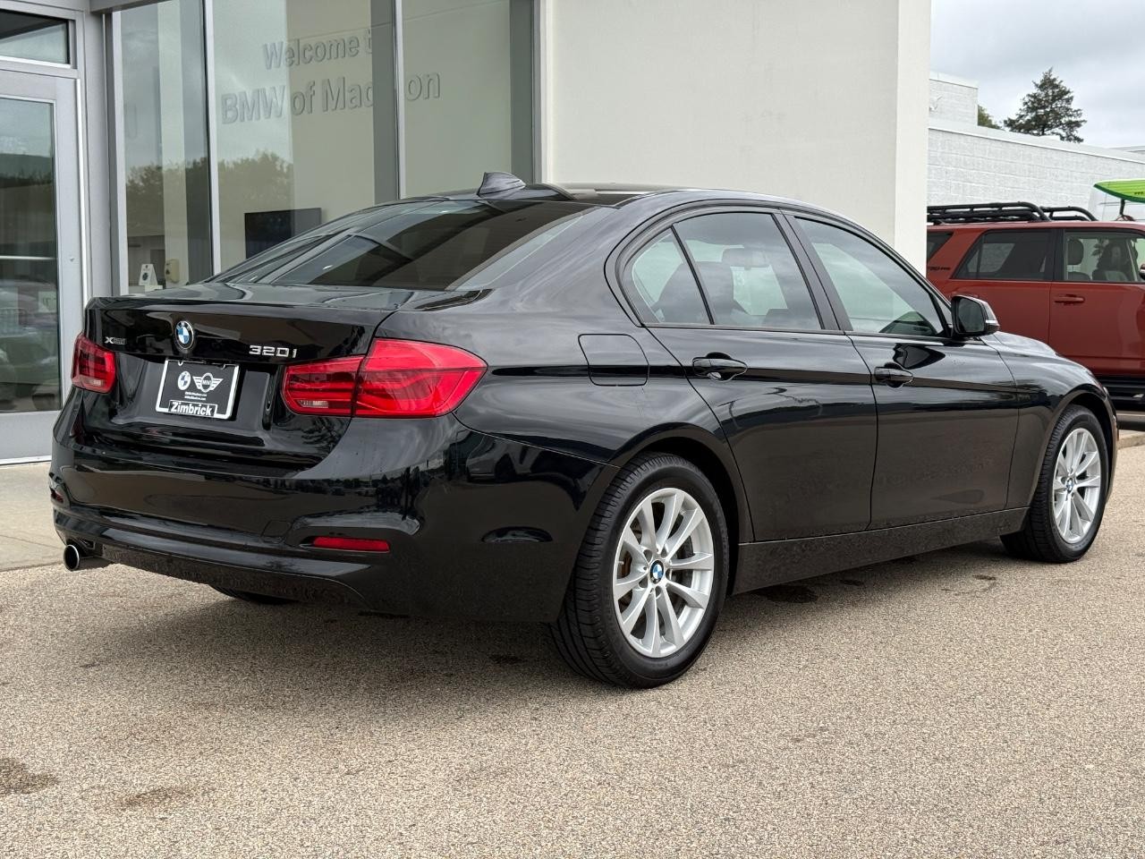 BMW 3 Series Vehicle Full-screen Gallery Image 03