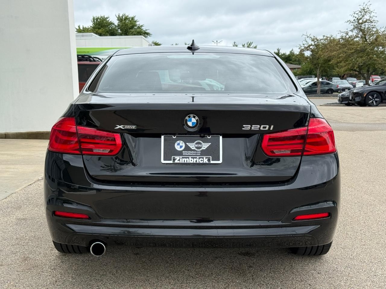 BMW 3 Series Vehicle Full-screen Gallery Image 04