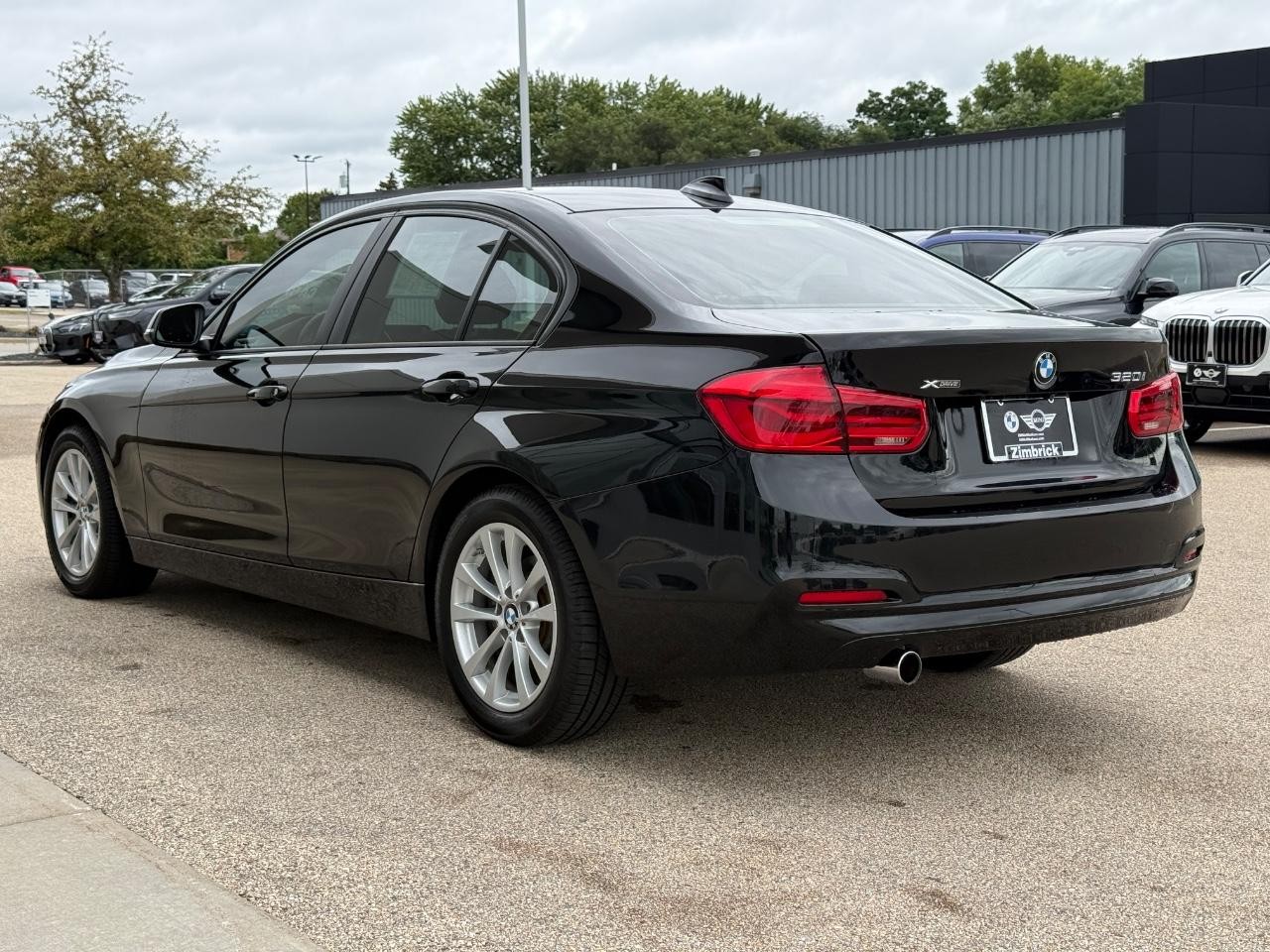 BMW 3 Series Vehicle Full-screen Gallery Image 05