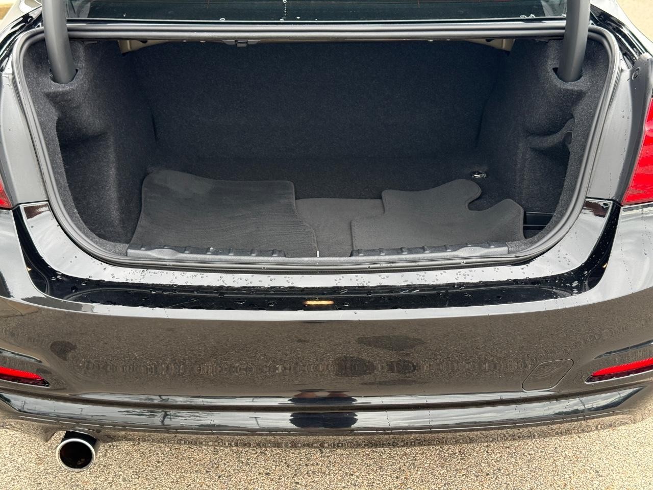 BMW 3 Series Vehicle Full-screen Gallery Image 06