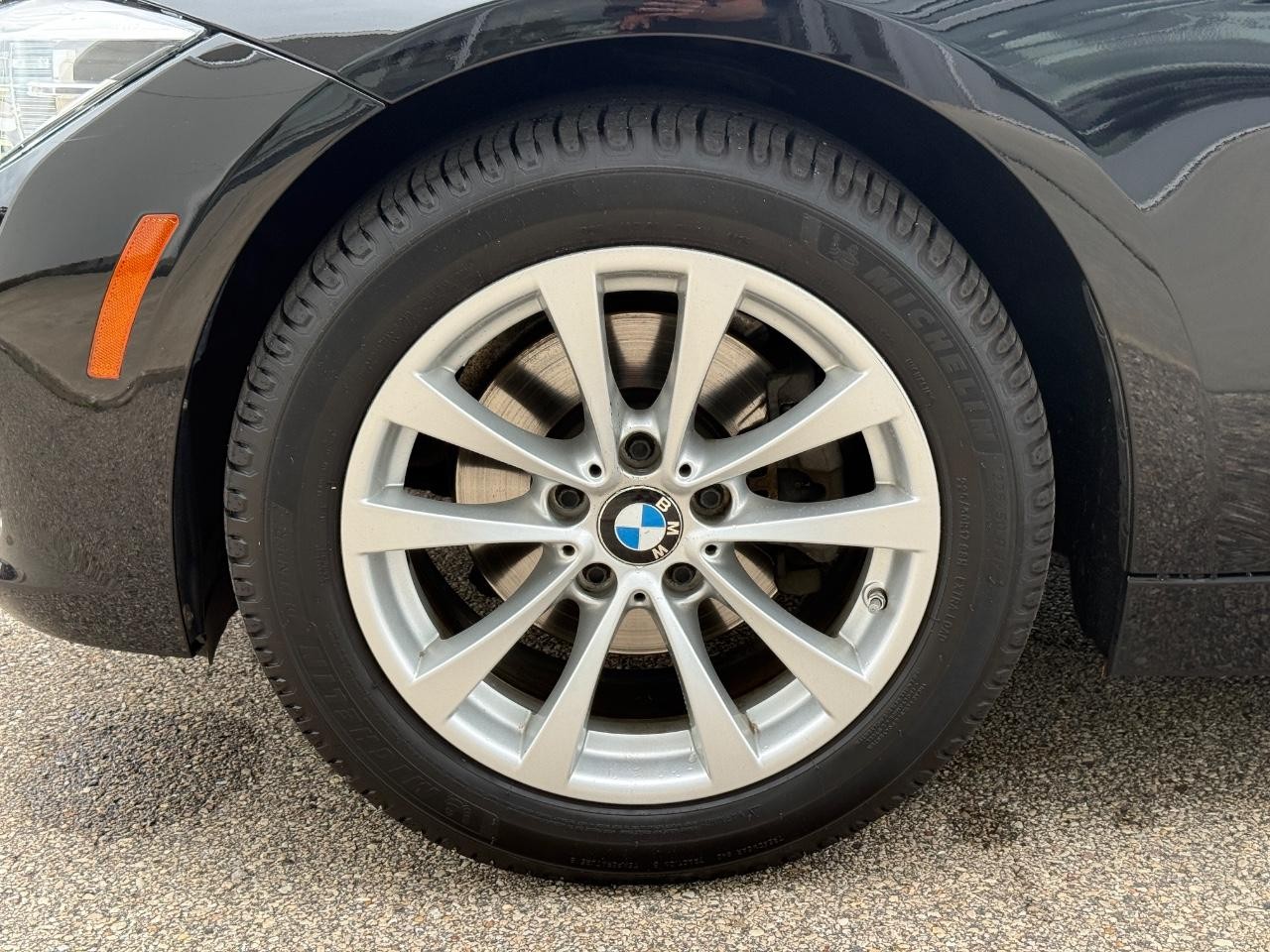 BMW 3 Series Vehicle Full-screen Gallery Image 07