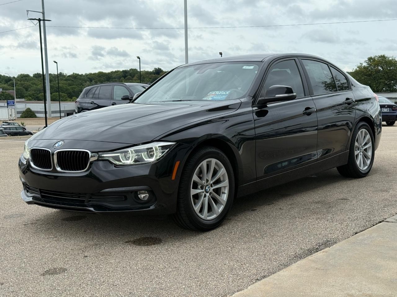 BMW 3 Series Vehicle Full-screen Gallery Image 08